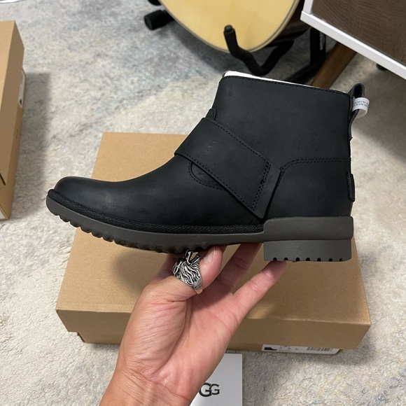 NIB Women’s Size 5 UGG Cheyne Zipper & Buckle Leather Ankle Boots In Black - Picture 5 of 13